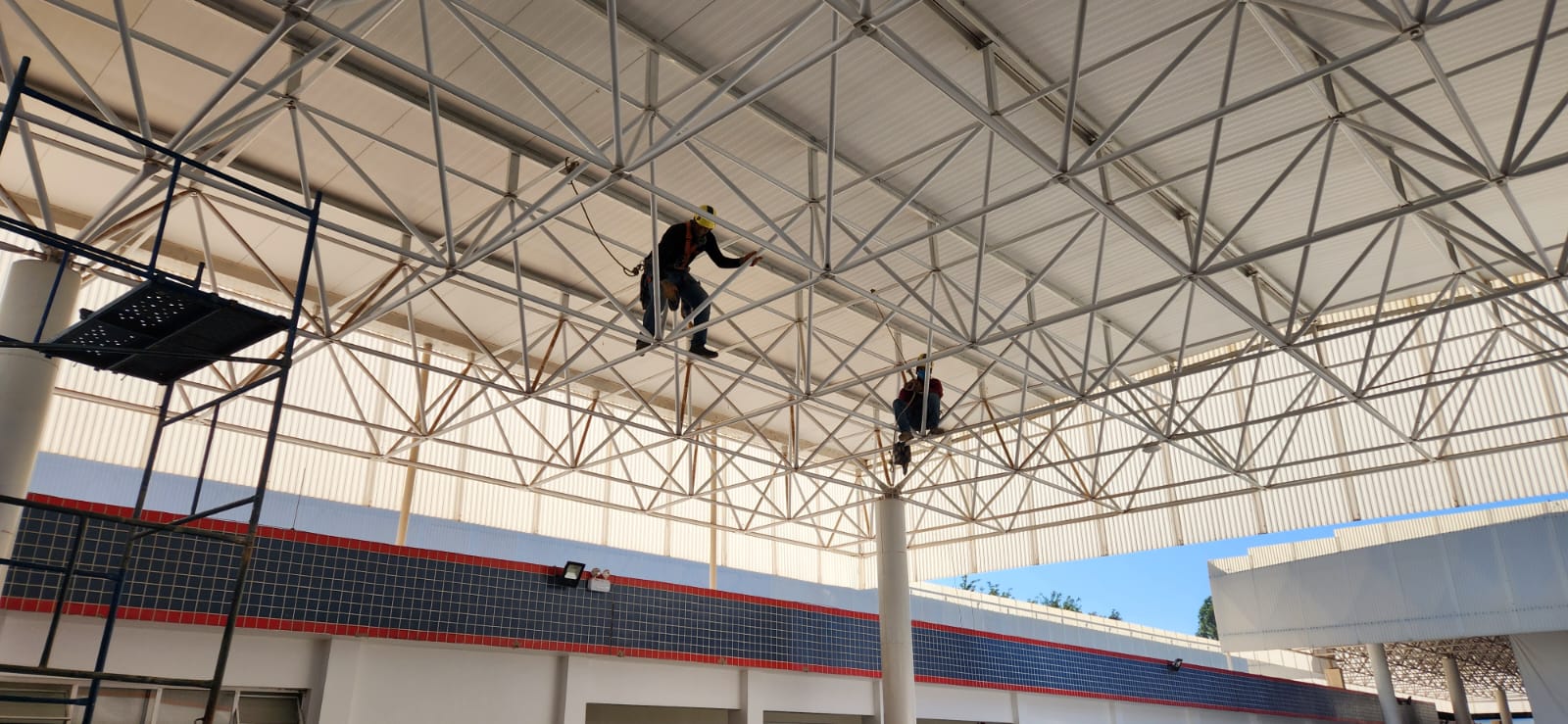 Equipe da ENGECRON realizando limpeza das estruturas metálicas do telhado da Escola La Salle em Águas Claras